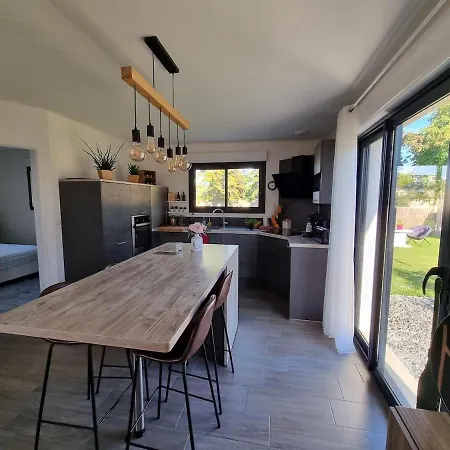 Holiday home Maison Moderne Proche